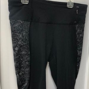 Calia (Carrie Underwood) floral workout leggings